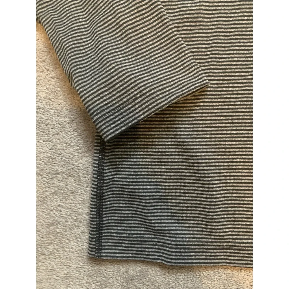 Under Armour Shirt Men's 2XL Black Gray Striped V-Neck Fitted Cold Gear‎